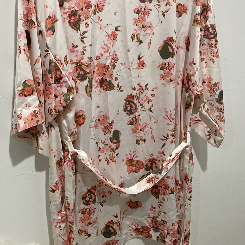Icing White Floral Robe - Picture 5 of 5